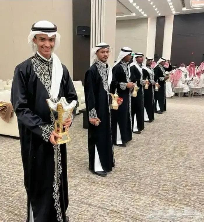 قهوجيين يقدمون القهوة العربية في حفل زفاف فاخر بالرياض