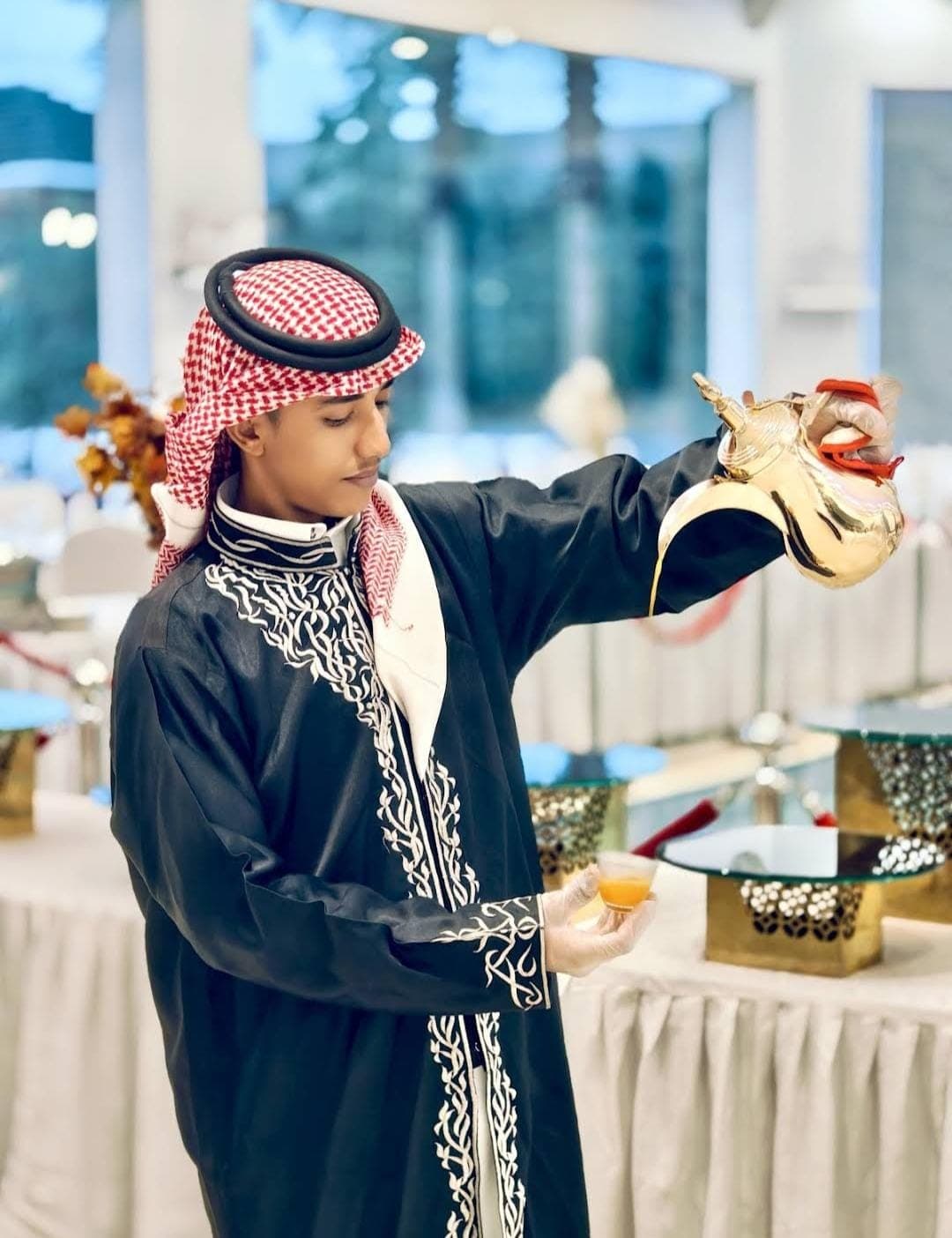 تقديم القهوة العربية بأسلوب فاخر في المناسبات الخاصة